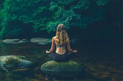 Photo d&#39;une personne zen qui médite