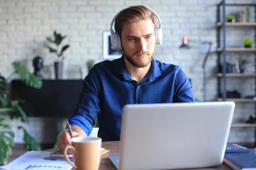 Photo d&#39;un étudiant derrière son ordinateur